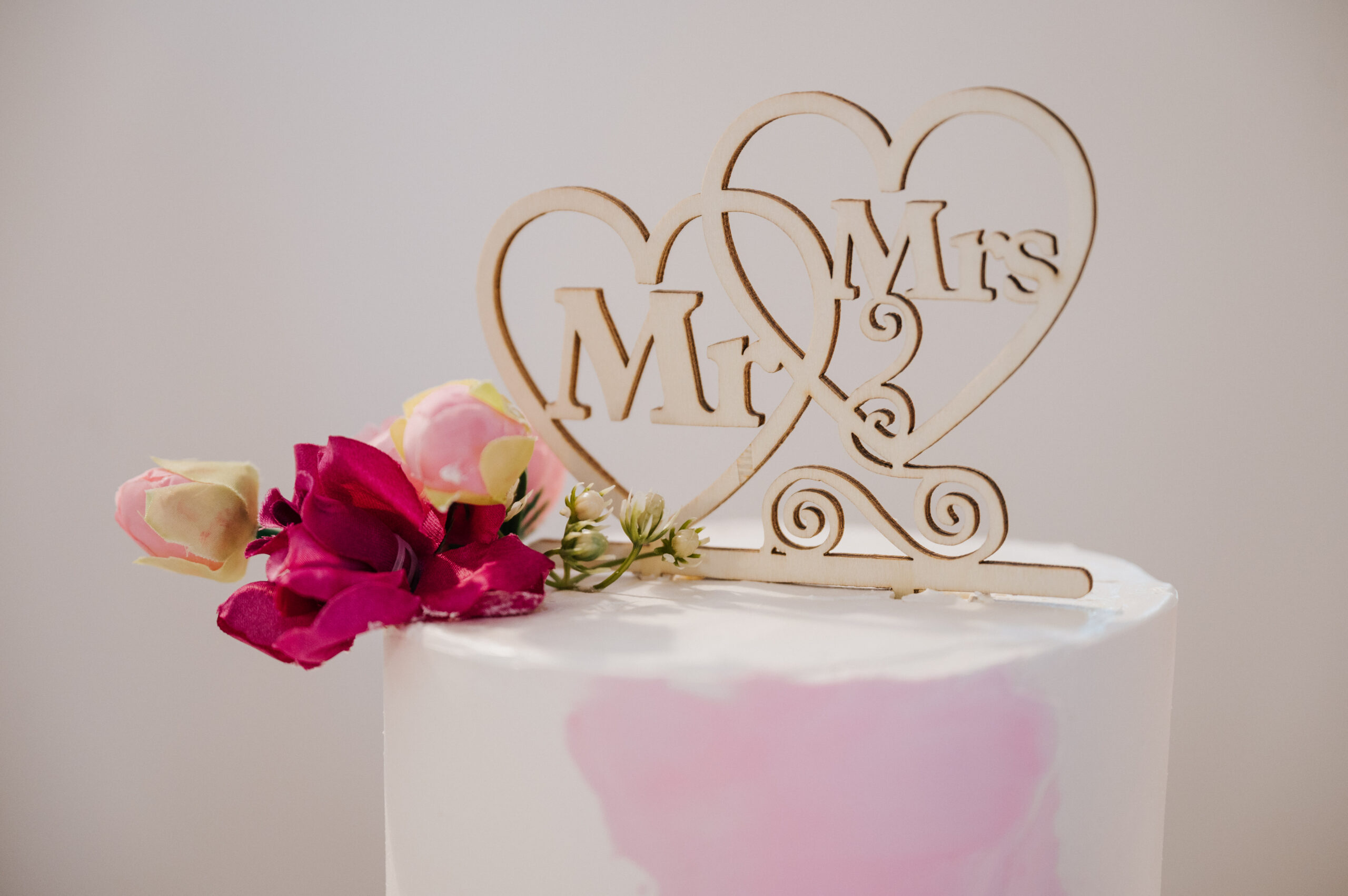 Festlich verzierte Hochzeitstorte mit Mr. und Mrs. Dekoration – Hochzeitsinspiration und Deko