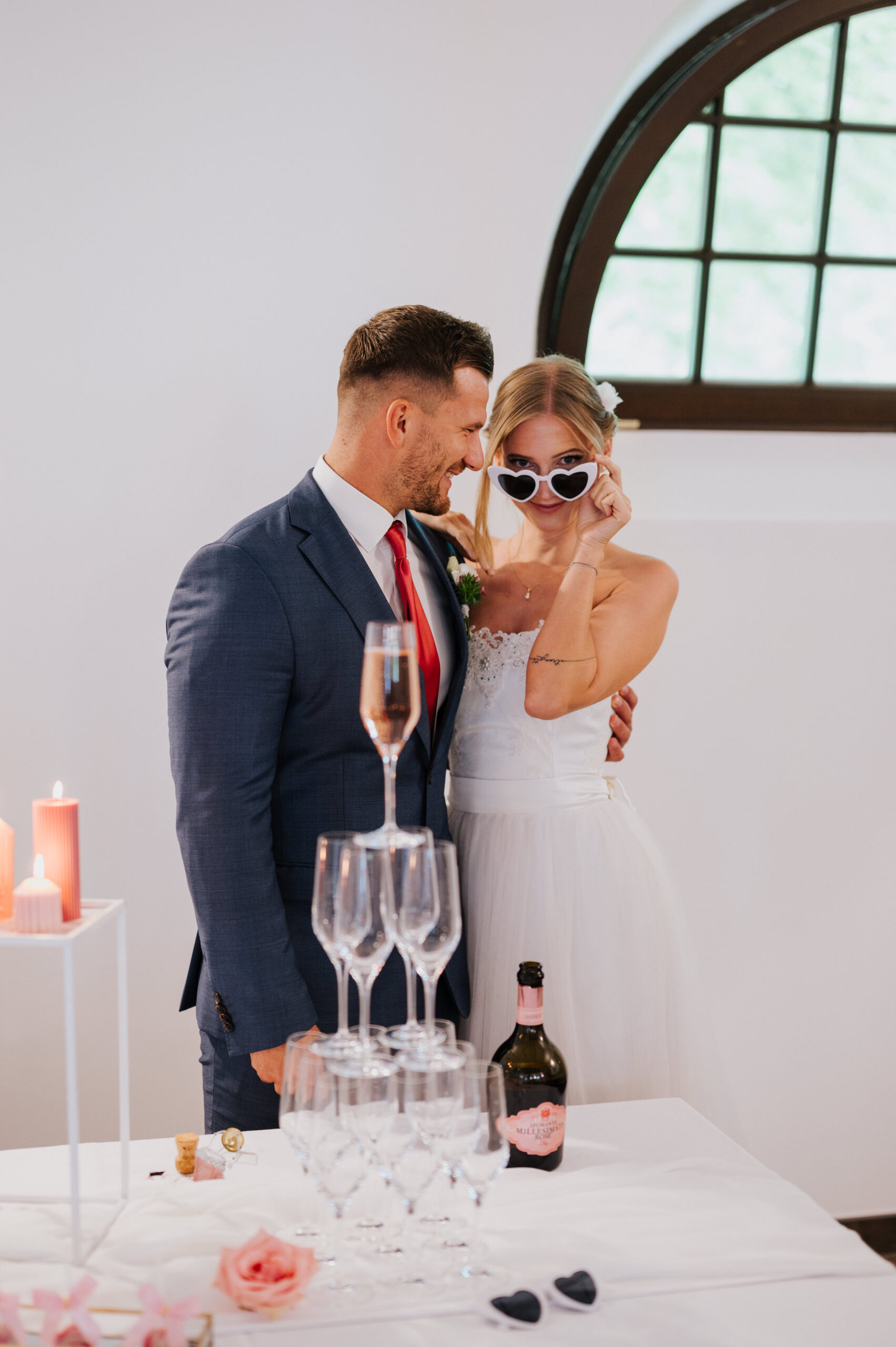 Brautpaar glücklich nach der Trauung, Braut mit Sonnenbrille – Hochzeitsplanung Wien, Niederösterreich, Burgenland