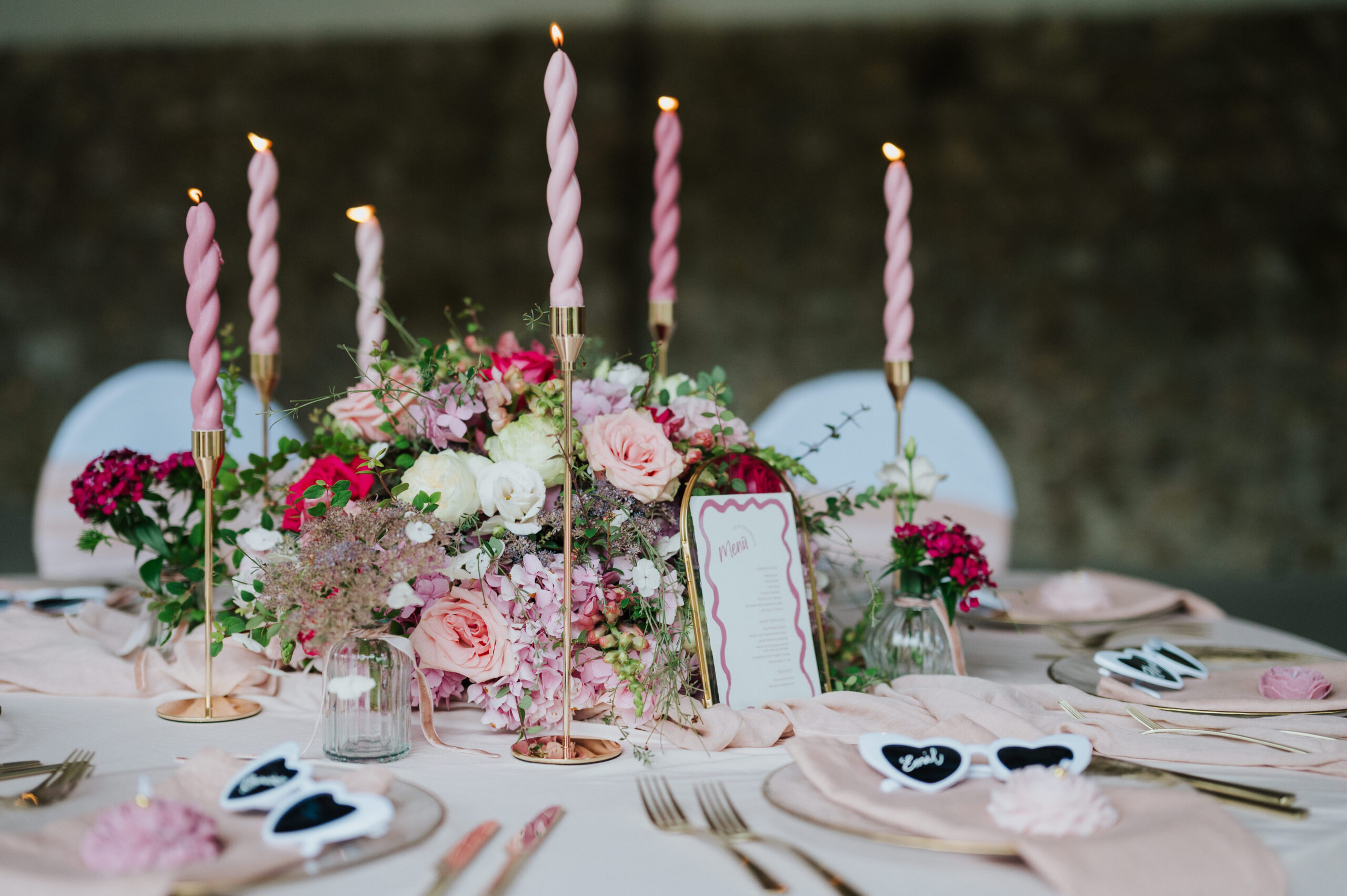 Festlich gedeckter Hochzeitstisch mit Blumen und Kerzen – Hochzeitsinspiration und Deko
